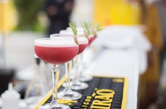 Dlaczego kobiety wybierają pracę w klubach nocnych we Włoszech? Plusy i minusy tej branży